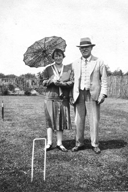 Isabelle Hicks (1874-1962) and Roger Pertwee (1862-1948) : photograph c1934