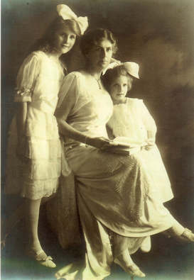 Jessica Williams Holton (1870-1955) with daughters Kathryn Holton () and Jessica Williams Holton (1908-1996)